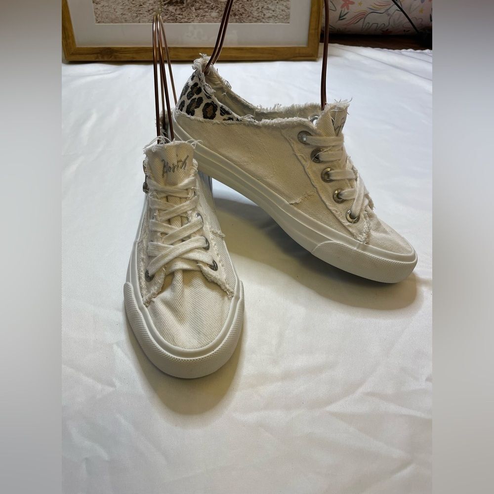 Blowfish size 7 white/leopard print shoes